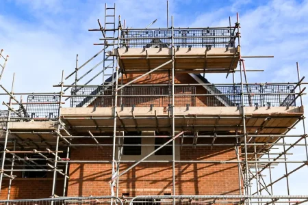 Supported scaffolding structure