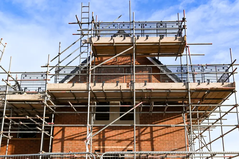 Supported scaffolding structure