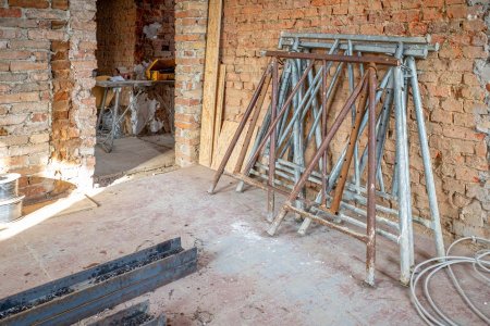 Pre-assembled trestle scaffolding